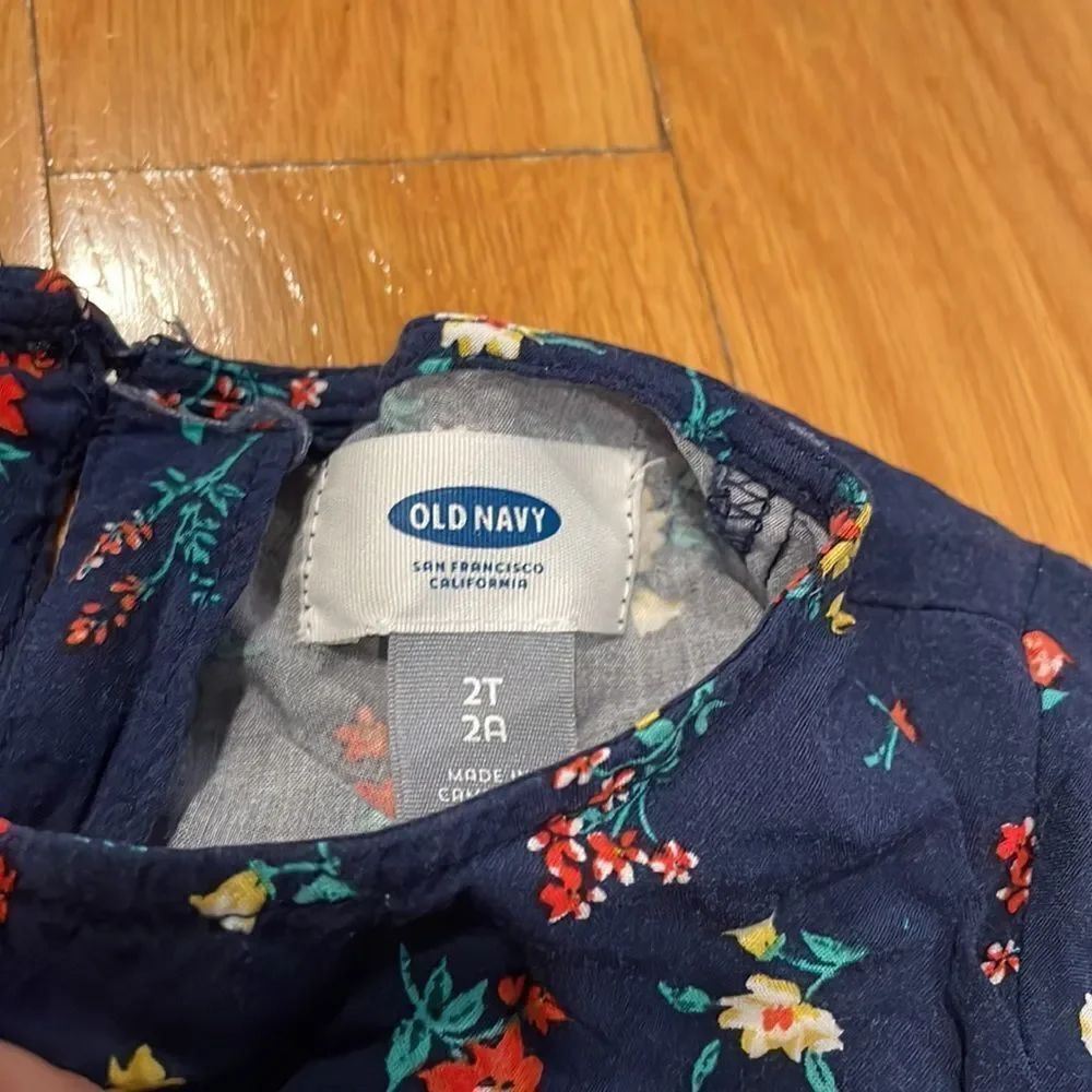 OLD NAVY 𝅺2 t girl dress good condition. Barely worn